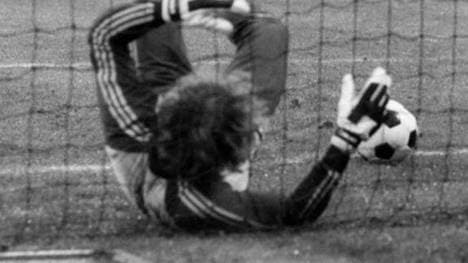 Torwart Jürgen Pahl (Eintracht Frankfurt) erzielt per Eigentor das 1:0 für den SV Werder Bremen