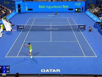 Carlos Alcaraz trifft im Halbfinale der Qatar Open auf Andrey Rublev. Dabei stellt Alcaraz einmal mehr unter Beweis, warum er auf Rang eins der Weltrangliste steht.