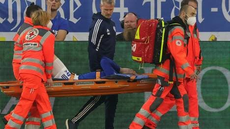 Sepp van den Berg musste vom Platz getragen werden