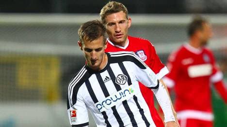 Dominik Drexler vom VfR Aalen führt den Ball