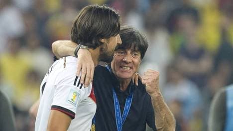 Sami Khedira (L) feierte mit Joachim Löw den WM-Titel 2014