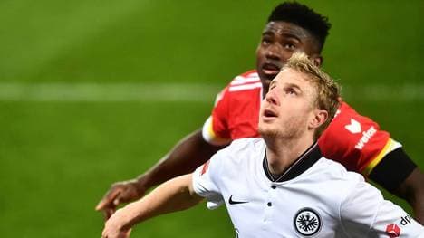 Martin Hinteregger beim Zweikampf mit Taiwo Awoniyi (Union Berlin)