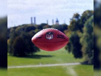 Die NFL hat offiziell bekannt gegeben, in welcher deutschen Stadt 2026 und 2028 gespielt wird. Die Auflösung gibt's im Video!