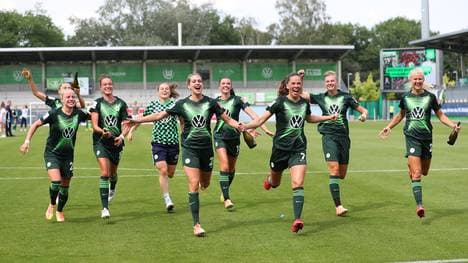 Der VfL Wolfsburg bejubelt die Meisterschaft