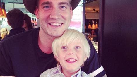 Da wird um die Wette gestrahlt: Nicklas Bendtner mit Sohnemann Nicholas.