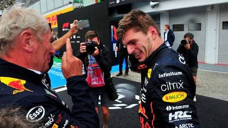 Helmut Marko und Max Verstappen beim Jubel im Juli 2022