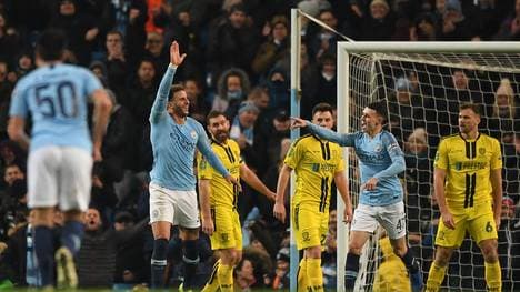 Mancheser Citys Kyle Walker trifft gegen Burton Albion