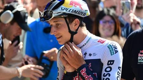 Florian Lipowitz schrieb in Essen zahlreiche Autogramme für Fans