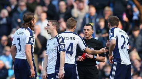 Schiedsrichter Neil Swarbrick zeigte Gareth McAuley die Rote Karte