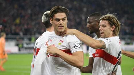 Konstantinos Mavropanos (l.) wechselt in die Premier League
