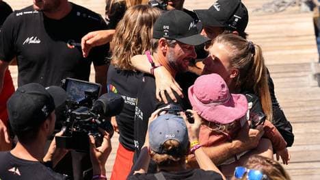 Boris Herrmann umgeben von seinen Liebsten