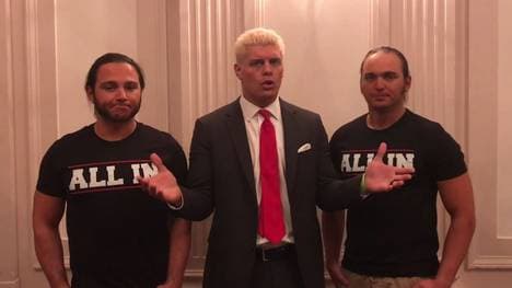 Cody Rhodes (M.) und die Young Bucks stellen die Mega-Show "All In" auf die Beine