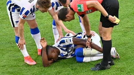 Für Jhon Cordoba (unten) ist die Saison beendet