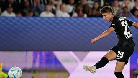 Jesper Lindstroem macht den wichtigen Treffer zum 1:0