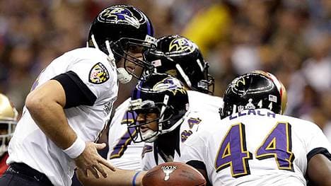 Baltimores Quarterback Flacco (l.) startet etwas ruhiger und versucht sich mit einem Handoff