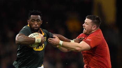 Siya Kolisi (l.) wird die Rugby-Nationalmannschaft Südafrikas als Kapitän anführen