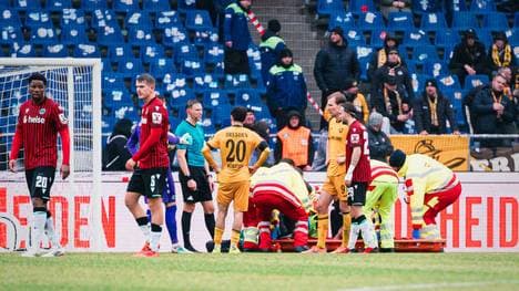 Hannovers Boris Tomiak muss mit einer Trage vom Feld gebracht werden 