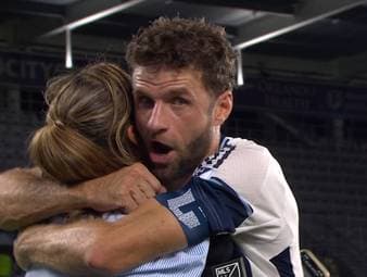 Nach der Partie gegen Orlando City spricht Thomas Müller über den Comeback-Sieg der Vancouver Whitecaps und lässt sich dabei sogar zu einer Umarmung mit der Reporterin des Klubs hinreißen. 