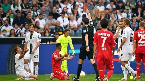 Fussball, Bundesliga, Deutschland, Herren, Saison 2022 2023, 5. Spieltag, Borussia Park Mönchengladbach, Bor. Mönchengladbach (weiss) - FSV Mainz 05 (rot); Schiedsrichter Deniz Aytekin zeigt Ko Itakura (BMG) die rote Karte. DFB DFL REGULATIONS PROHIBIT ANY USE OF PHOTOGRAPHS AS IMAGE SEQUENCES AND OR QUASI-VIDEO *** Football, Bundesliga, Germany, Men, Season 2022 2023, Matchday 5, Borussia Park Mönchengladbach, Bor Mönchengladbach white FSV Mainz 05 red Referee Deniz Aytekin shows Ko Itakura BMG the red card DFB DFL REGULATIONS PROHIBIT ANY USE OF PHOTOGRAPHS AS IMAGE SEQUENCES AND OR QUASI VIDEO