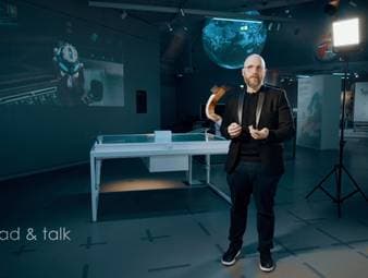 In der ersten Folge von Read&Talk im neuen Jahr werfen wir einen Blick in die Zukunft. Alles spricht von K.I., der Künstlichen Intelligenz. Was versteht man darunter und welche Bedeutung kann diese Entwicklung auch für Menschen mit Behinderung haben? Moderatorin Anita Read versucht Antworten zu finden. Hierzu trifft sie sich unter anderem mit Maike Schlegel vom Deutschen Museum Nürnberg, Dr. Berit Blanc vom deutschen Forschungszentrum für Künstliche Intelligenz und Cornelius Zeitlmann vom Berufsförderungswerk München.