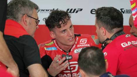 Pol Espargaro (M.) verletzte sich schwer