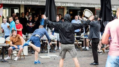 Russische Hooligans hatten 2016 bei der EM in Frankreich öfters für Randale gesorgt 