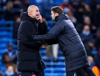 Manchester City bekam beim 1:1 gegen Brighton den Elfmeter erst spät durch den VAR zugesprochen. Pep Guardiola wundert sich, warum der Schiedsrichter diesen nicht selbst erkannte und übt Kritik.