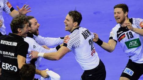 Kai Häfner (M.) erzielte den entscheidenden Treffer zum deutschen Sieg gegen Norwegen