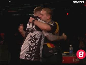 Danny Noppert sorgt am ersten Tag der UK Open für ein großes Highlight. Seine Partie gegen Dimitri Van den Bergh beendet er mit einem 9-Darter. 
