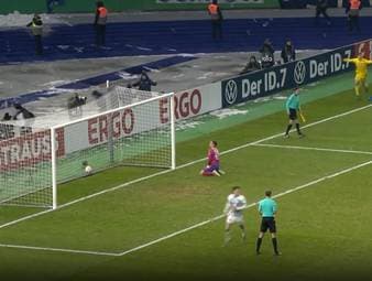 Der Hamburger SV sieht gegen die Hertha zwei mal wie der sichere Sieger aus. Am Ende behält die alte Dame aber die Nerven im Elfmeterschießen.