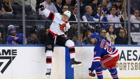 Tim Stützle (l.) konnte sich über einen erfolgreichen Arbeitstag freuen