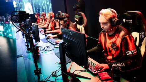 Fnatic und MAD Lions müssen am heutigen Donnerstag für das Fortbestehen bei den Worlds 2023 kämpfen