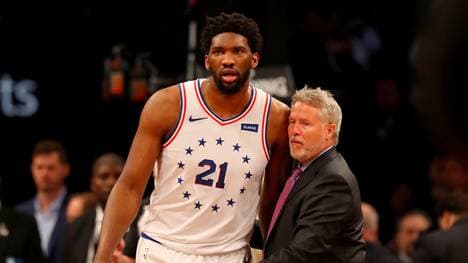 NBA-Playoffs: Brett Brown bleibt trotz Aus Coach - Embiid schützt ihn