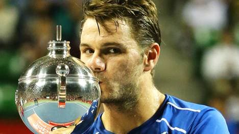 Stan Wawrinka küsst den Pokal in Tokio