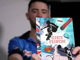 Was er liebt, was er ultra-eklig findet - das musste Luke Humphries im SPORT1-Freundschaftsbuch aufschreiben.