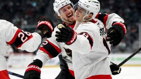 Tim Stützle (r.) bejubelt sein Tor in Seattle