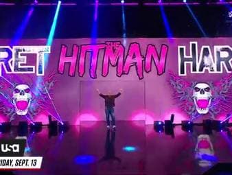 Bei der Show Monday Night RAW in seiner Heimat Calgary betritt Legende Bret Hart erstmals seit Jahren wieder einen WWE-Ring - und wird begeistert empfangen.