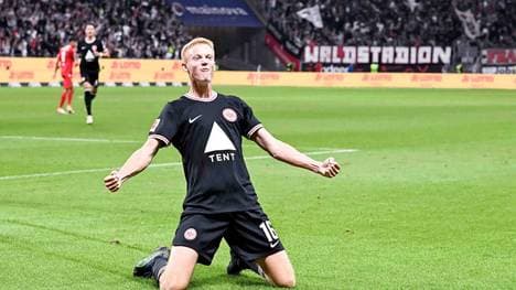 Hugo Larsson jubelt über sein ersten Bundesligatreffer für Eintracht Frankfurt