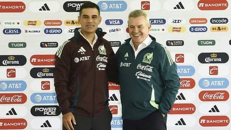 Rafael Márquez (li.) übernimmt von Javier Aguirre (r.)