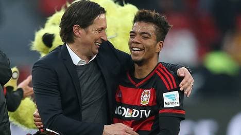 Roger Schmidt und Benjamin Henrichs von Bayer Leverkusen