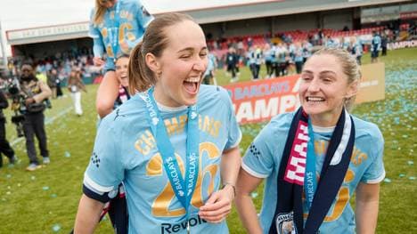 Sydney Lohmann (l., mit Laura Coombs) holte mit Manchester City auch die englische Meisterschaft