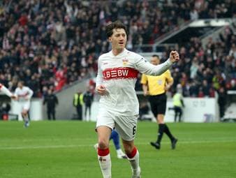 Die Euphorie beim VfB Stuttgart bleibt riesengroß. Beim öffentlichen Training stehen die Fans zum Teil eine halbe Stunde an, um ihre Stars zu sehen. Einer davon: Angelo Stiller, der seine Champions-League-Ambitionen deutlich äußert.