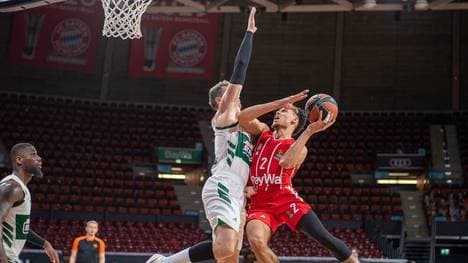 Wade Baldwin (r.) vom FC Bayern zieht zum Korb