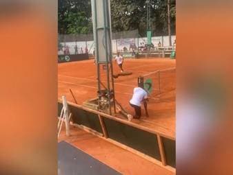 Beim Davis Cup in Afrika kommt es zu einem Kuriosum: Während der Partie zwischen der Demokratischen Republik Kongo und Äthiopien tanzt ein Pfau über den Platz. 