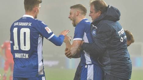 Marc Lorenz zog sich beim Spiel seines KSC gegen den HSV eine Schulterverletzung zu