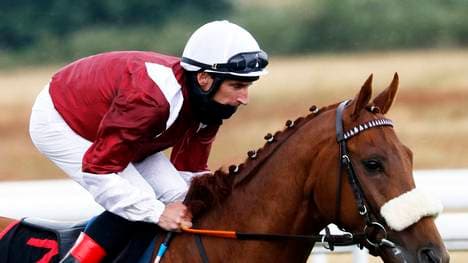 Top-Favorit Wonderful Moon mit Jockey Andrasch Starke startet aus einer guten Box