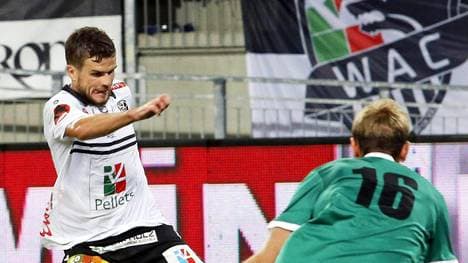 Thomas Zuendel vom Wolfsberger AC vergibt eine Torchance