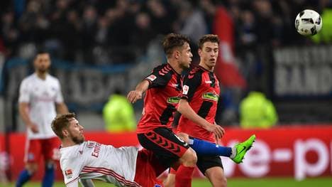 Aaron Hunt vom HSV im Zweikampf mit zwei Freiburgern 