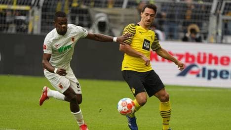 Mats Hummels (re.) musste gegen Augsburg vorzeitig vom Feld
