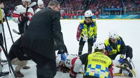 Kevin Fiala musste mit der Trage abtransportiert werden